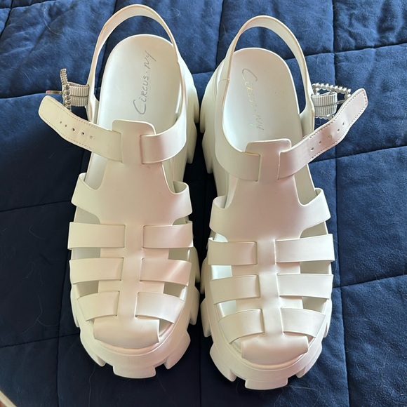 NWOT and Box white Circus By Sam Edelman Fisherman Sandals - Picture 1 of 6